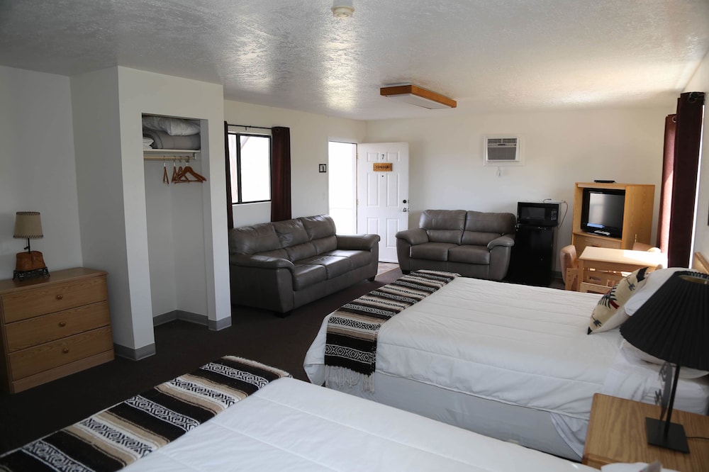 2 Queen Beds with Sofabed, Sleeps 6 photo 3