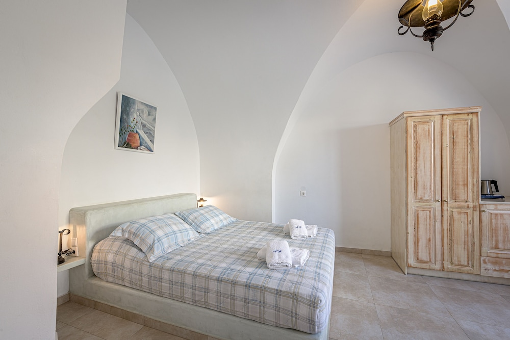Double Room (Cave Tholos)