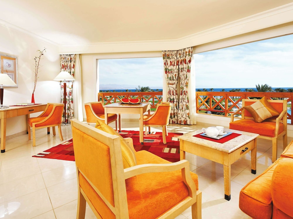Family Room, 1 King Bed, Sea View thumbnail 5