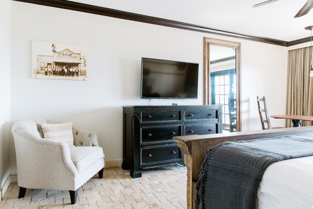 Superior Room, 1 King Bed with Sofa bed photo 3