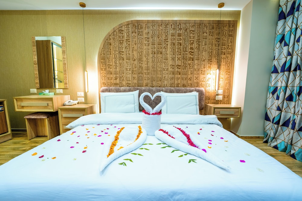 Deluxe Room, 1 King Bed photo 1
