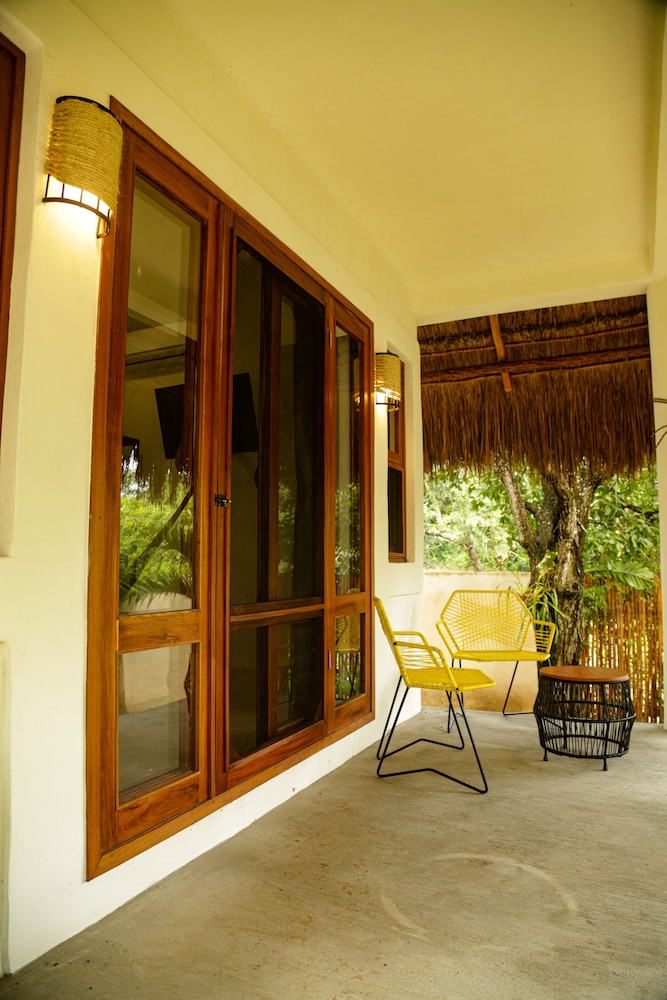 Deluxe Room, 1 Queen Bed, Private Bathroom - Photo 9