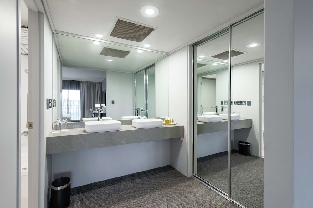 Premier Suite, 1 King Bed, Mountain View