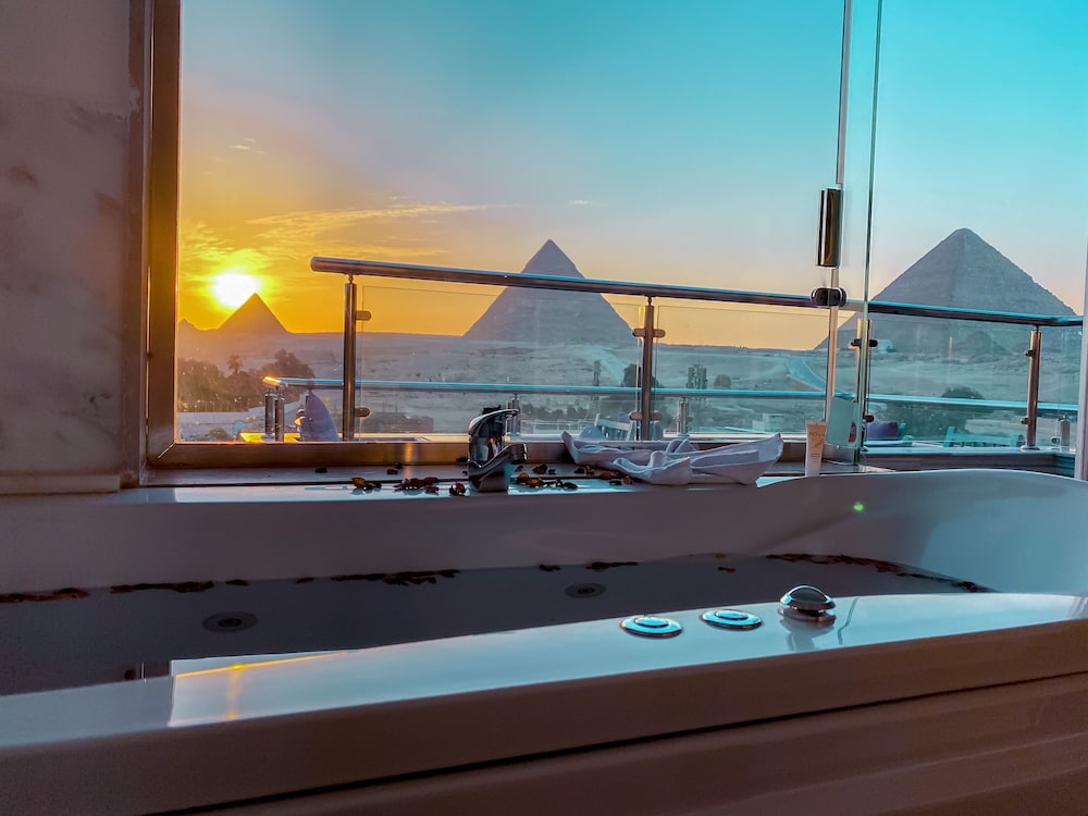 Deluxe King Suite With Pyramids View photo 3