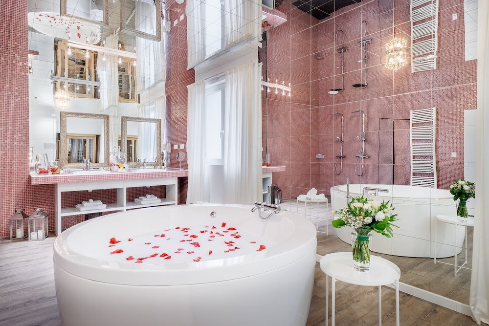 Signature Suite (Master Suite) - Photo 1