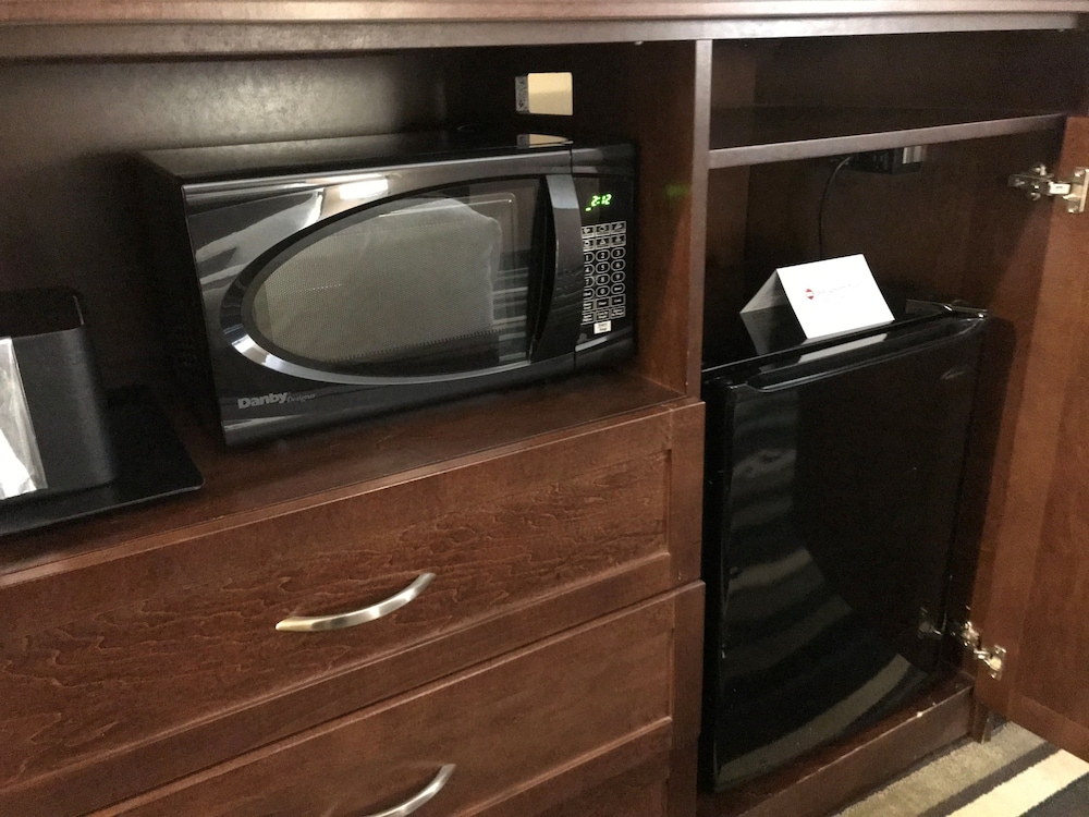 Standard Room, 2 Queen Beds, Non Smoking, Refrigerator - Photo 2
