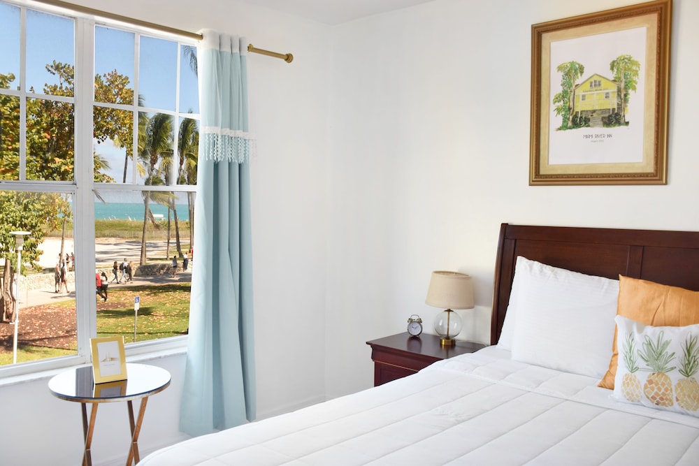 Signature Room, 1 King Bed, Ocean View - Photo 11
