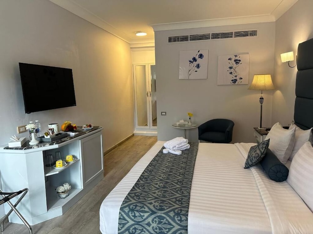Deluxe Room Ground Floor - Pool Front photo 2