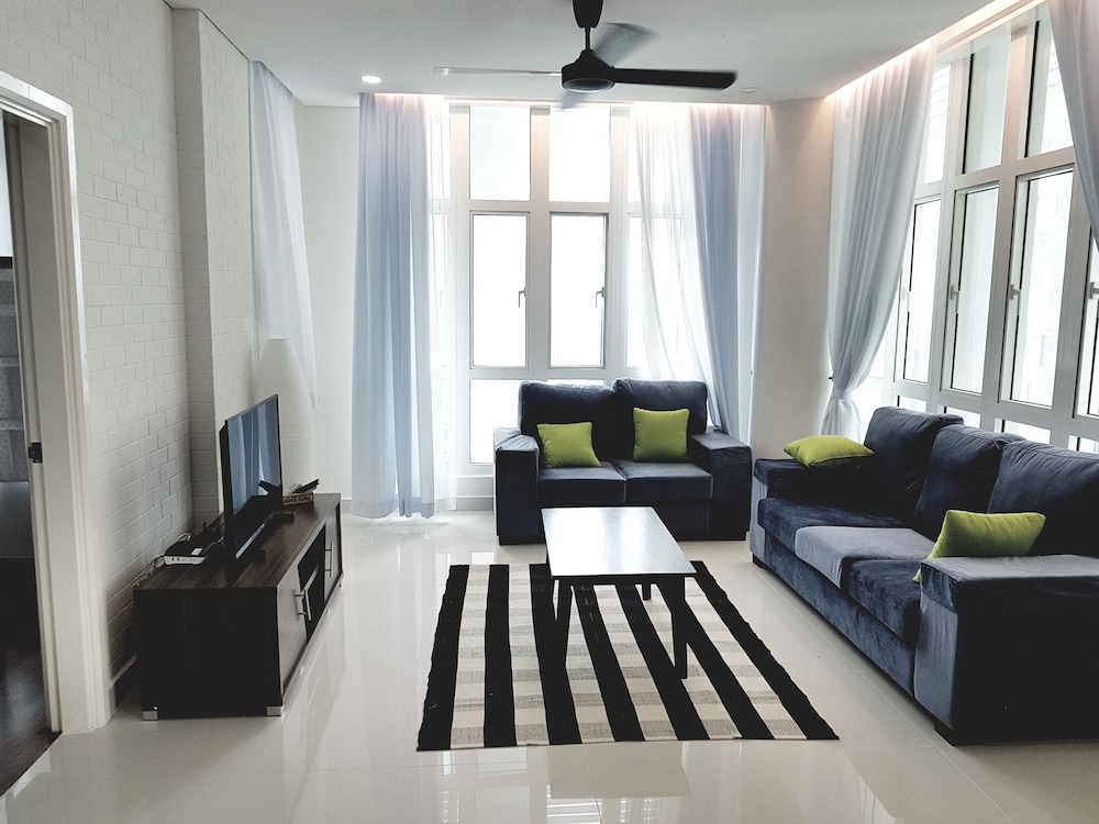 Family Penthouse, 4 Bedrooms, City View, Corner