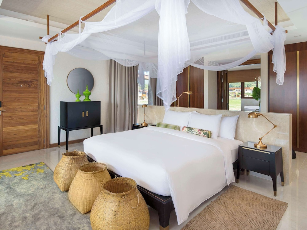 Suite, 1 King Bed, Lake View (Opera)