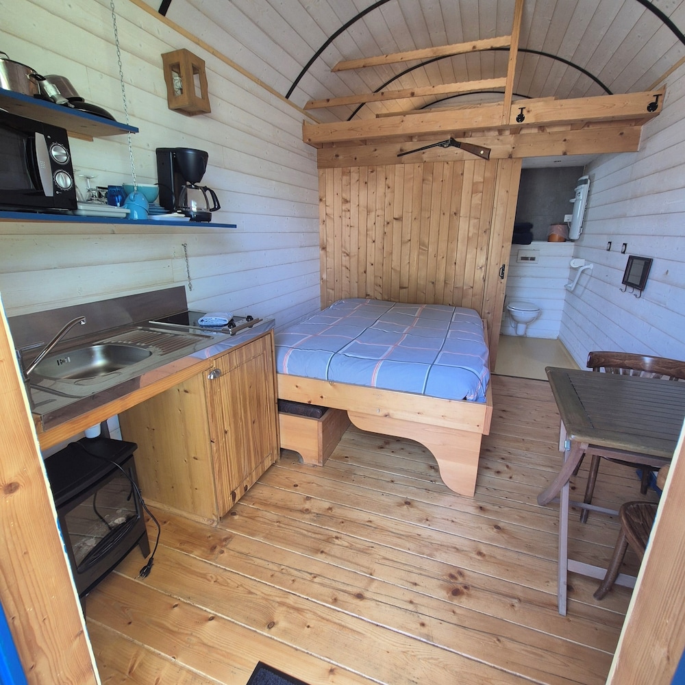 Cabin (Chariot Western John) photo 2