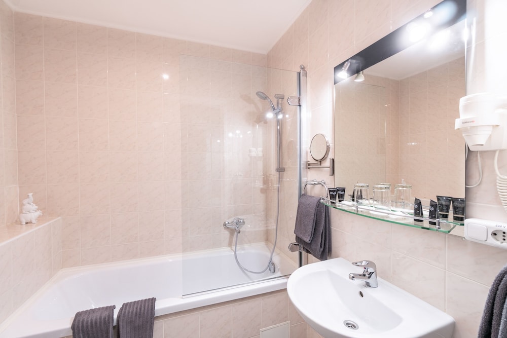 Standard Double or Twin Room - Photo 8