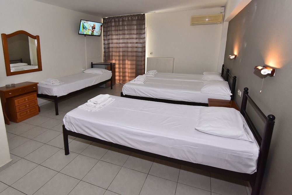 Quadruple Room, Partial Sea View photo 1