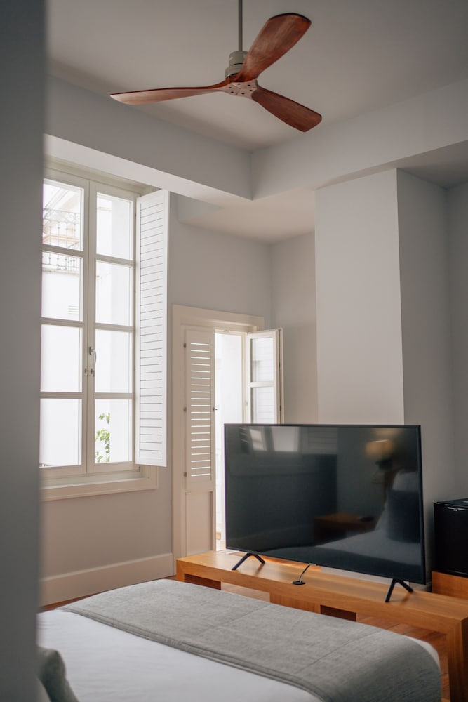 Deluxe Studio Suite - Photo 23