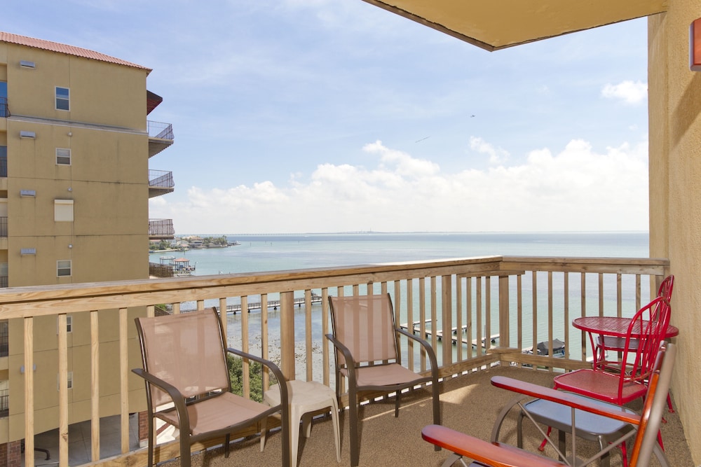 Condo, 2 Bedrooms, 2 Bathrooms, Bay View photo 3