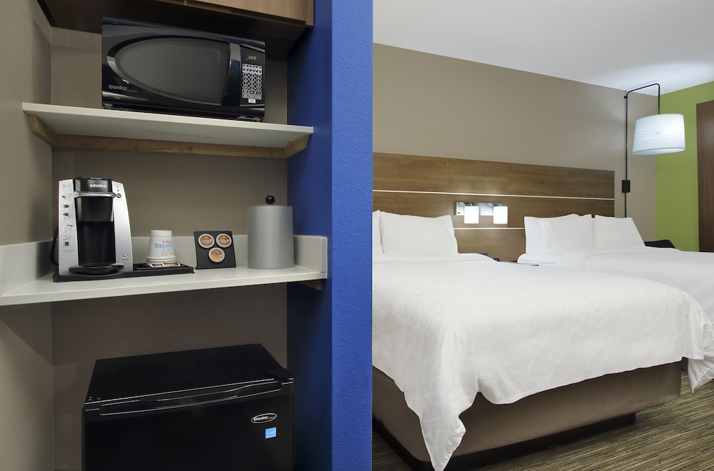 Suite, 2 Queen Beds, Accessible Bathtub (Mobility Tub) photo 1