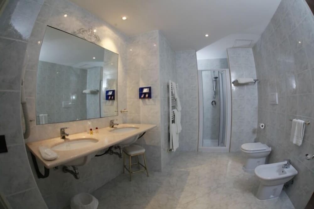 Double Room - Photo 5