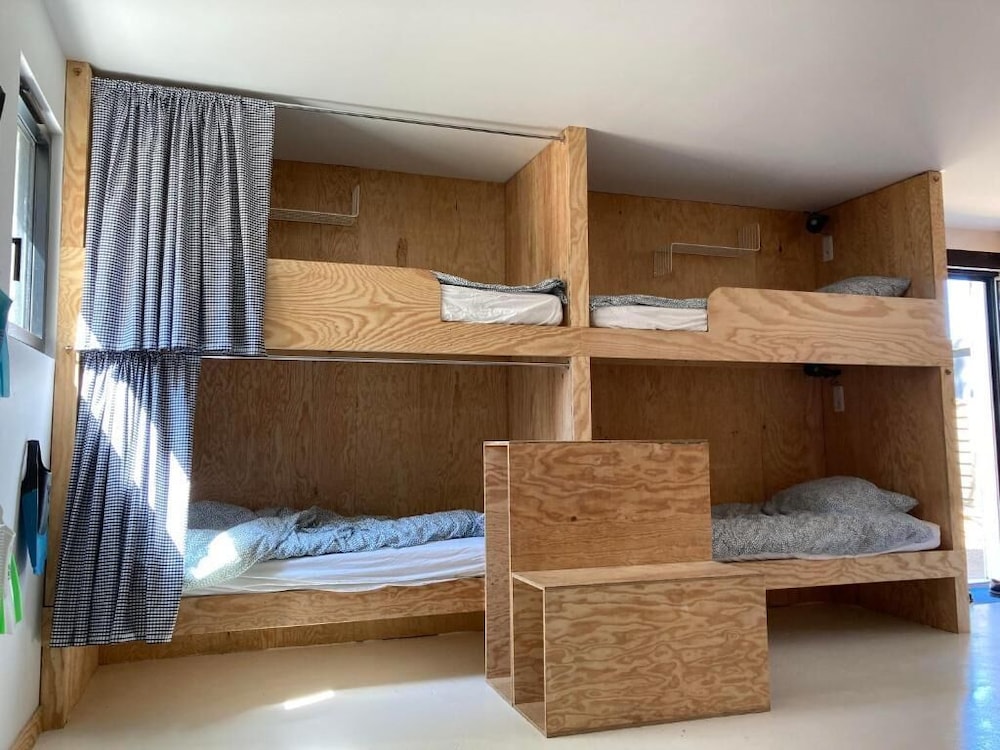 Design Shared Dormitory (Lit N° 9 Laird Hamilton)