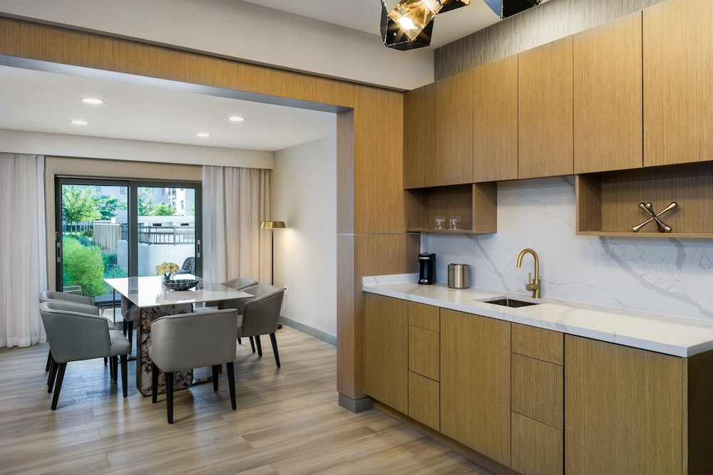 Signature Suite, 1 Bedroom - Photo 2