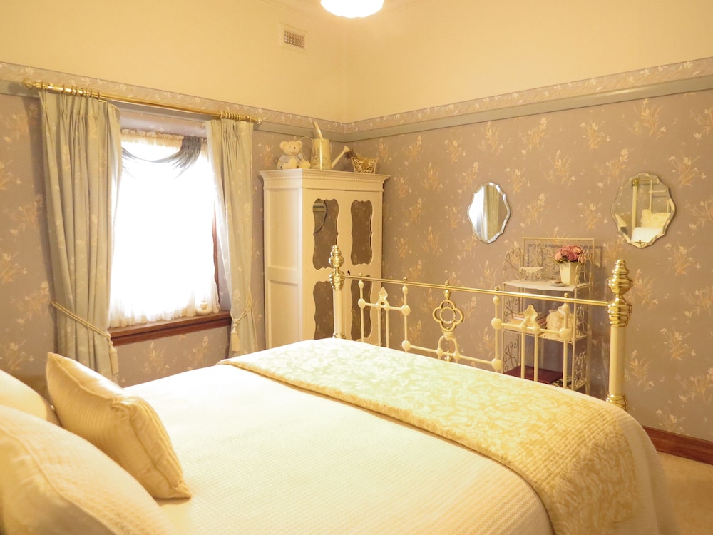 1870s  Queen Room photo 1