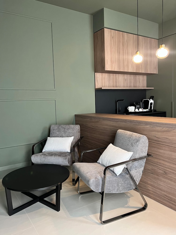 Executive Suite - Photo 6