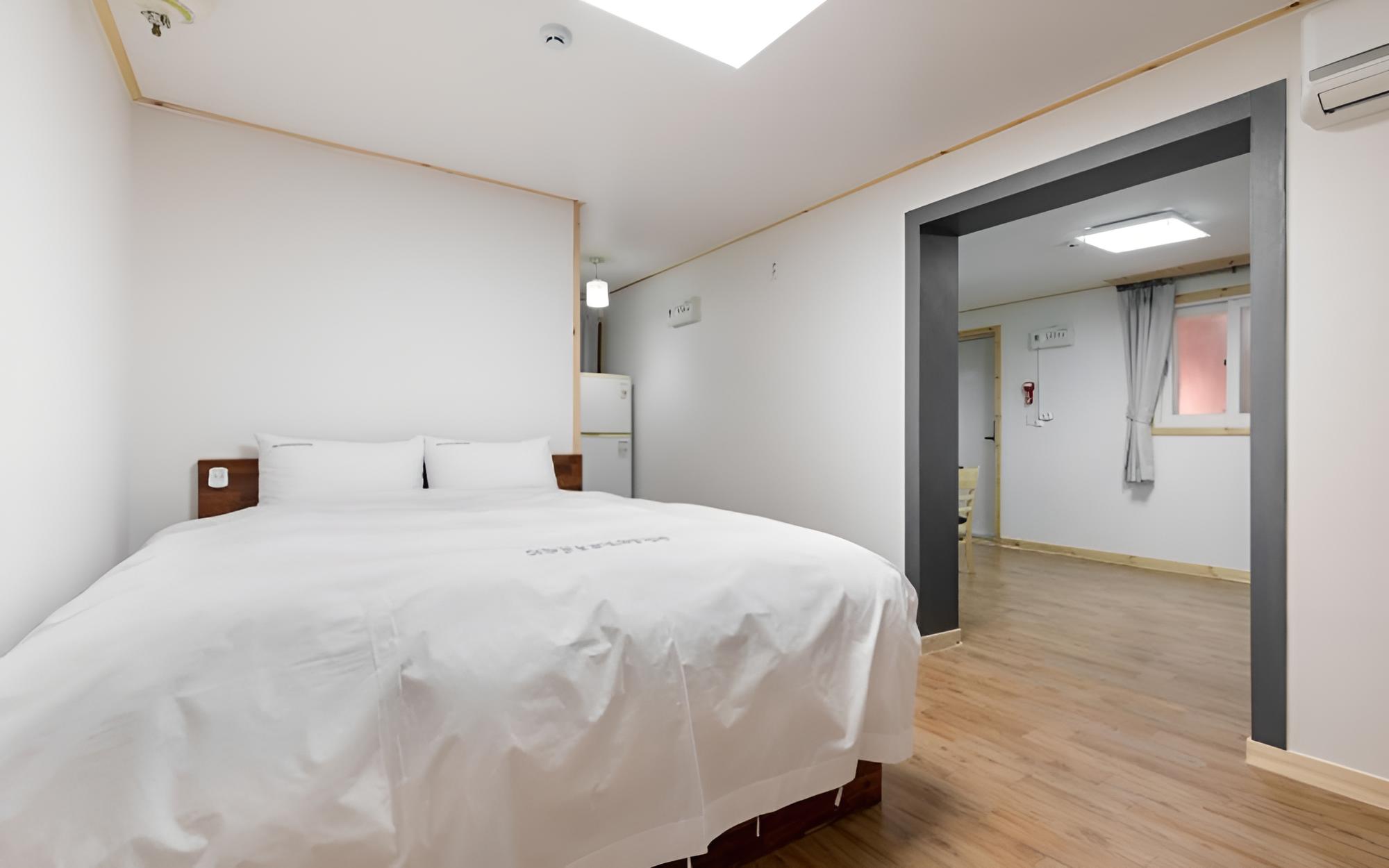Room (Room 202) - Photo 6