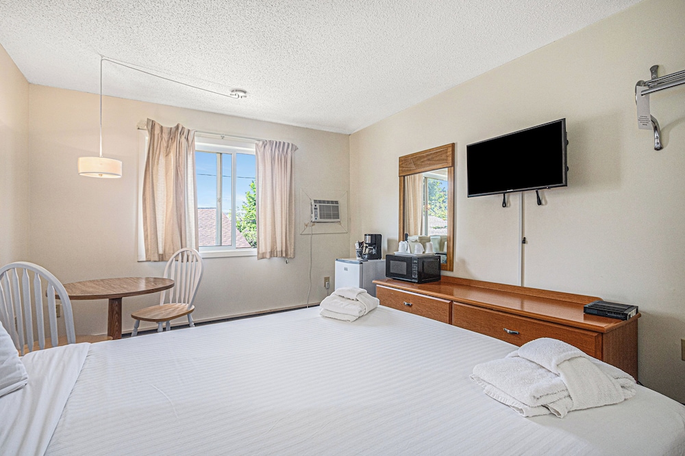 Basic Single Room, 1 Queen Bed photo 1