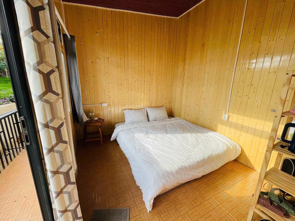 Design House, 1 King Bed, Private Bathroom, Hill View