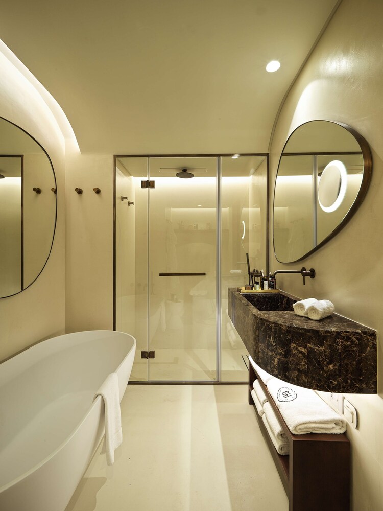 Deluxe Suite, 1 King Bed, Sea View - Photo 2