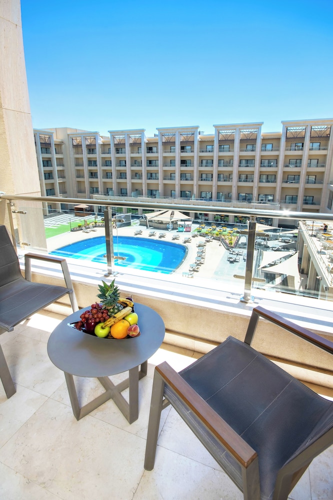 Deluxe Room, Pool View (King bed) - Photo 6