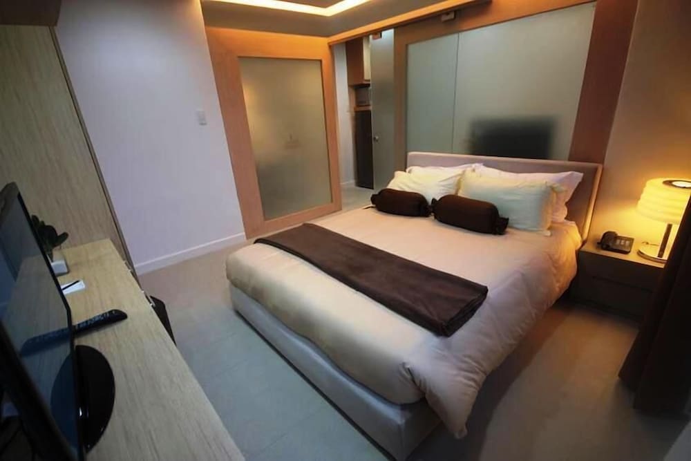 One Bedroom - Photo 6