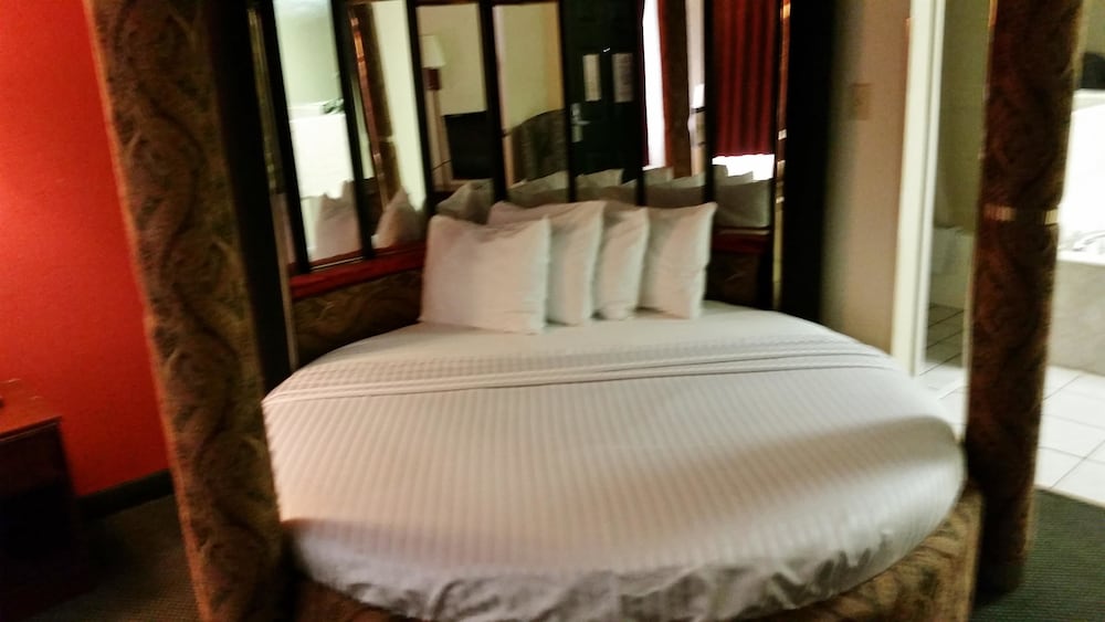 Room, 1 King Bed, Non Smoking, Jetted Tub photo 3