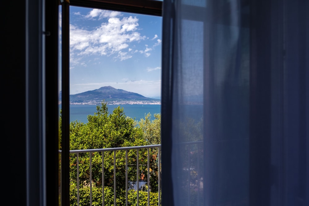Classic Double or Twin Room, Sea View - Photo 4