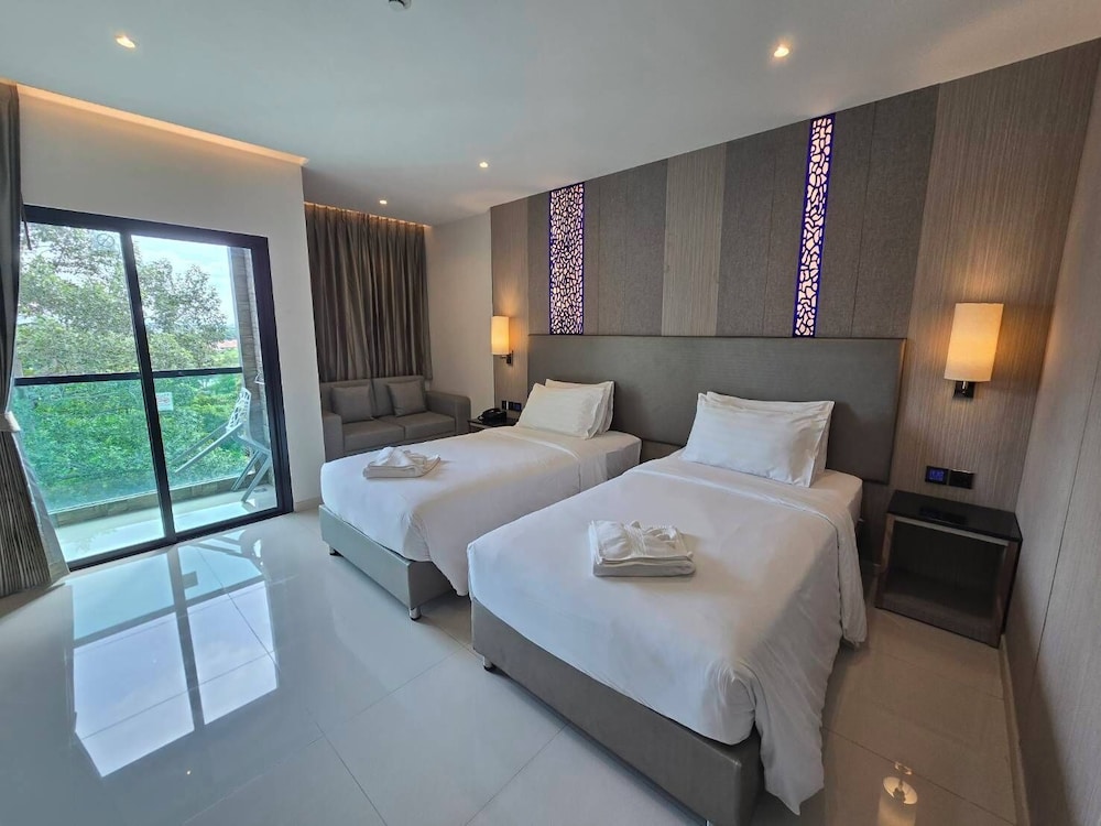 Family Suite with Balcony - Photo 10
