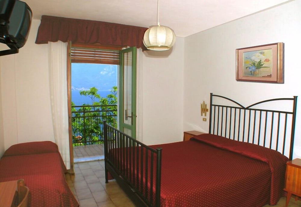 Standard Double or Twin Room, Balcony, Lake View photo 1