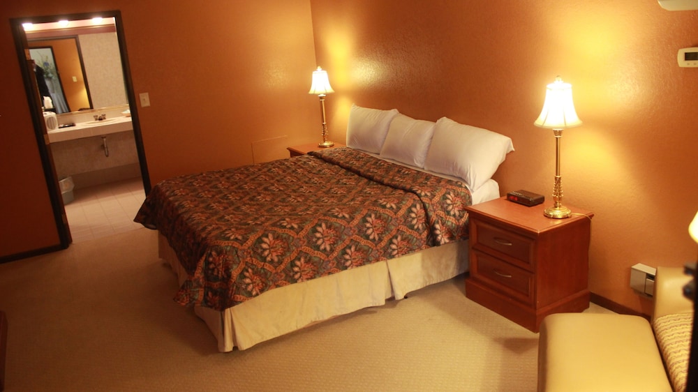 Deluxe King Bed Poolside photo 1