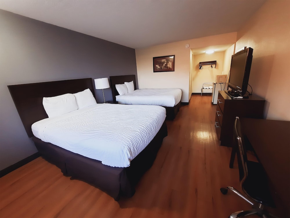 Room, 2 Queen Beds, Smoking - Photo 1