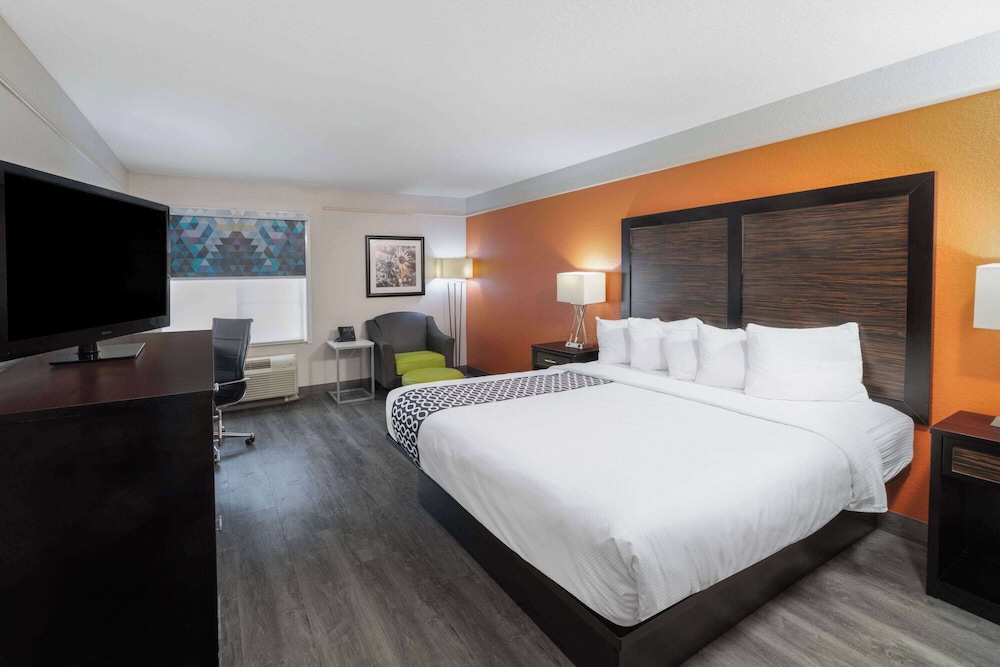 Deluxe Room, 1 King Bed, Non Smoking - Photo 3