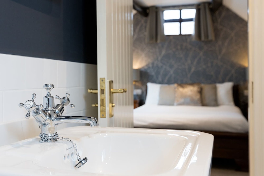 Shared Dormitory, Ensuite (Stable Block Deluxe King ) photo 1