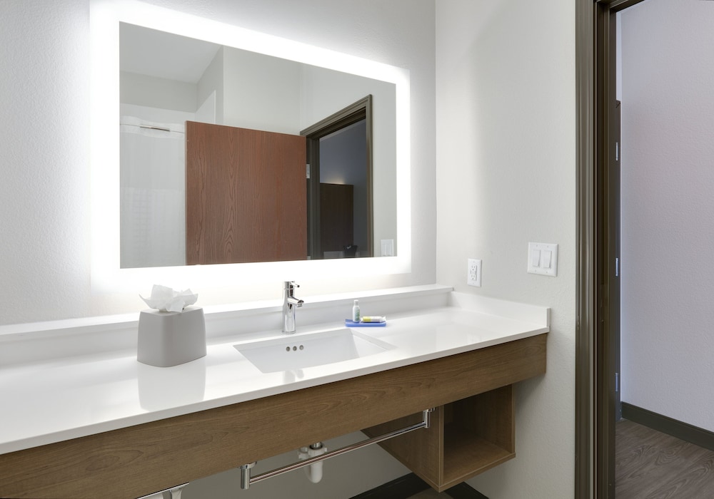 Suite, 2 Queen Beds - Photo 9