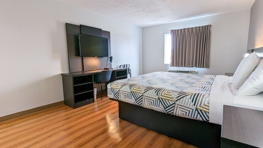 Premium Room, 1 King Bed, Non Smoking, Refrigerator photo 3
