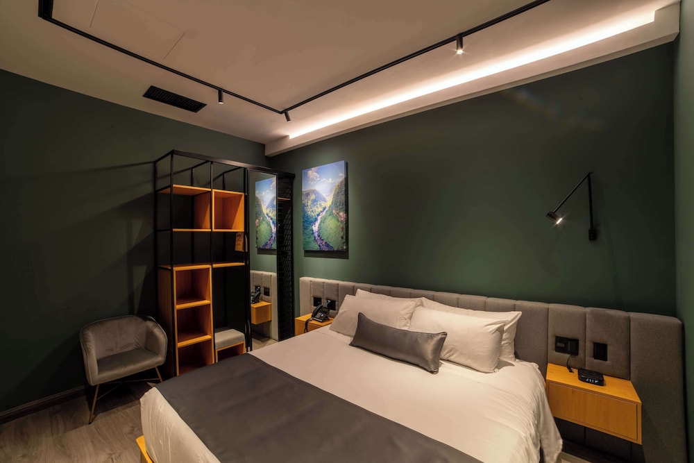 Standard Room, 1 King Bed, Non Smoking photo 3