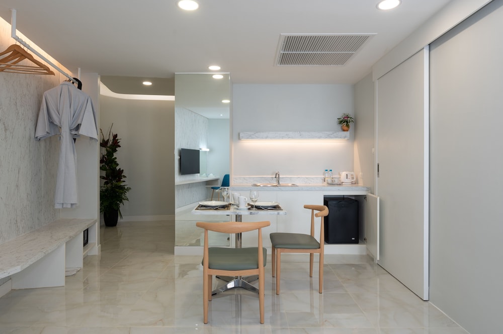 Corner Suite - Photo 7