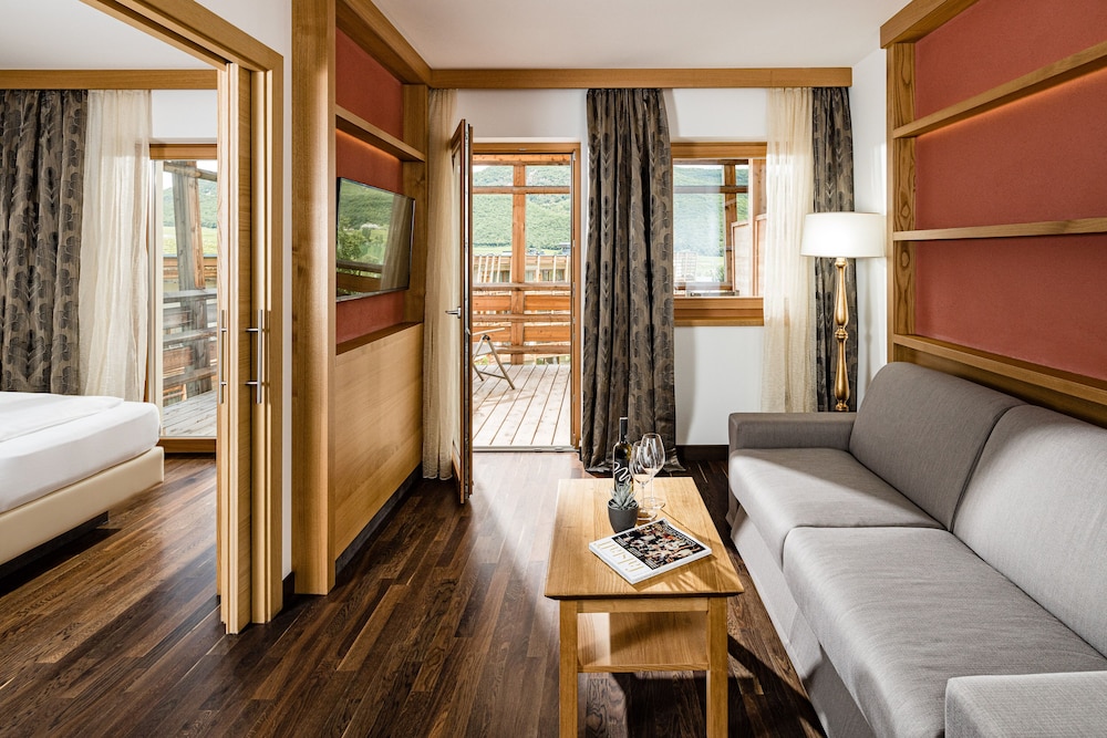 Deluxe Suite, 1 King Bed with Sofa bed photo 2