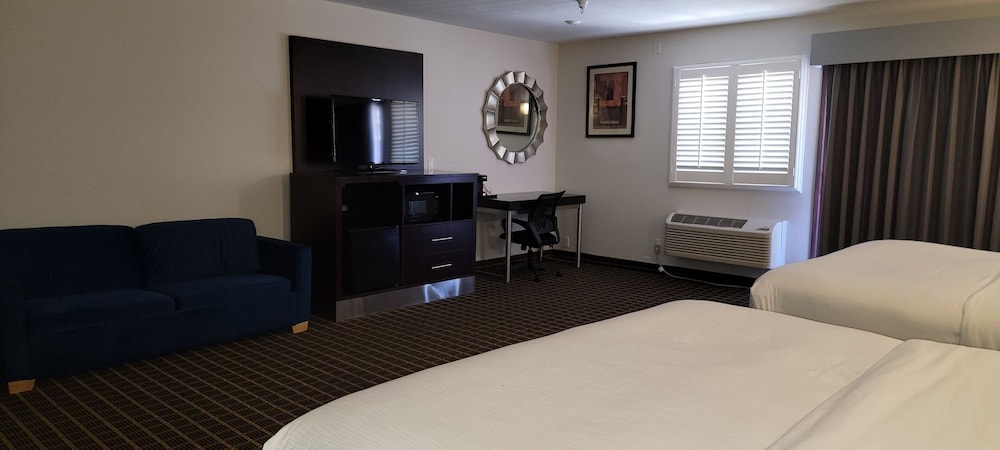 Superior Room, Multiple Beds, Refrigerator & Microwave photo 3