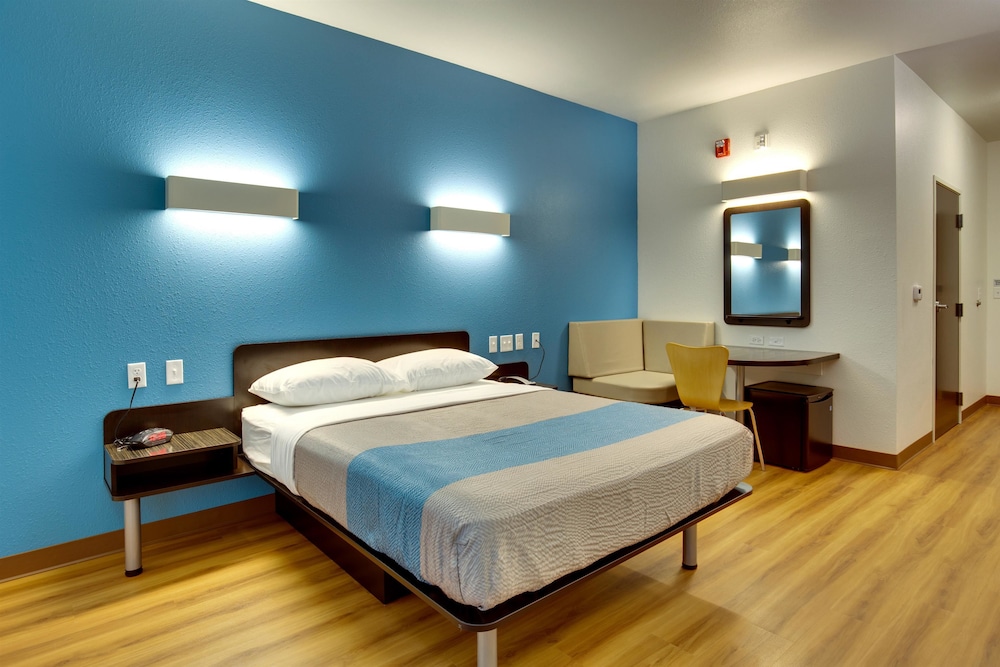 Standard Room, 1 Queen Bed, Non Smoking, Refrigerator photo 1