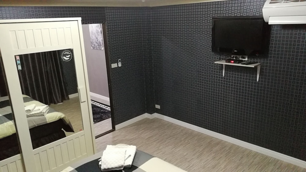 Deluxe Suite, 2 Bedrooms, Refrigerator & Microwave, City View