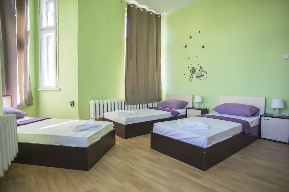 Classic Triple Room, 3 Twin Beds, City View photo 2
