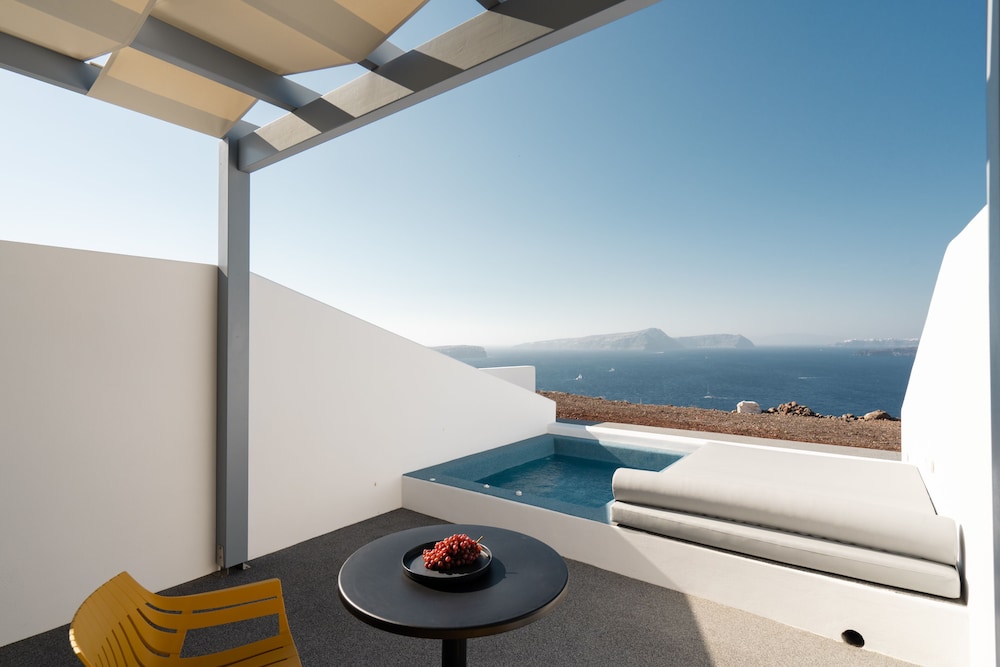 Deluxe Suite with Outdoor Mini Plunge Pool and Caldera View - Photo 7