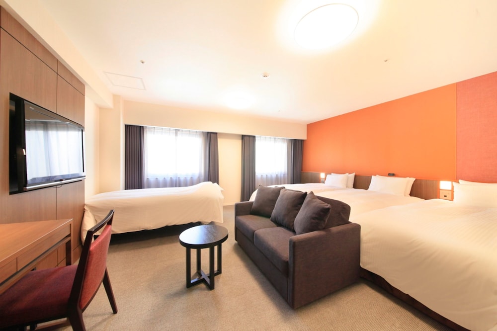 Quadruple Room, Smoking